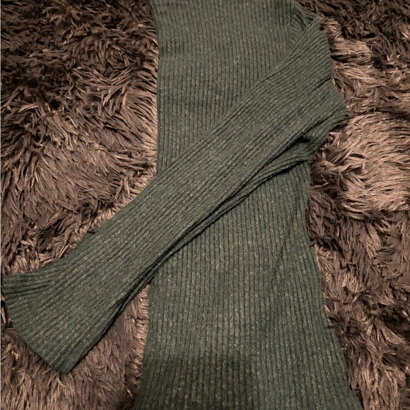 Forest Green long sleeve perfect for the cold weather! - Picture 4 of 7